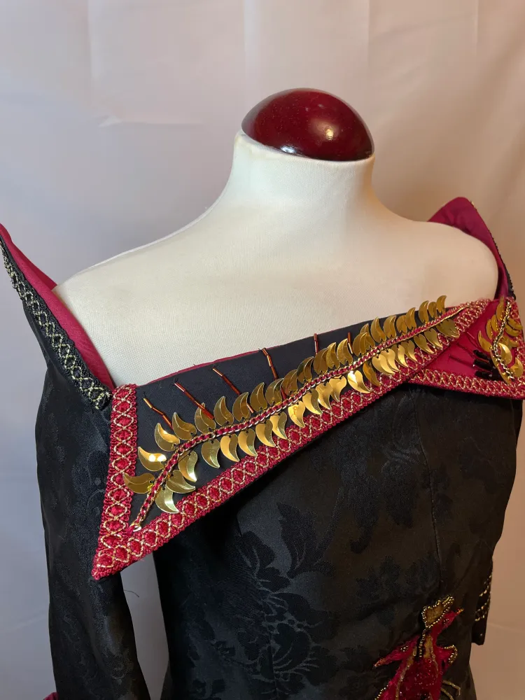 Vestuario Rhaenyra bordado pecho